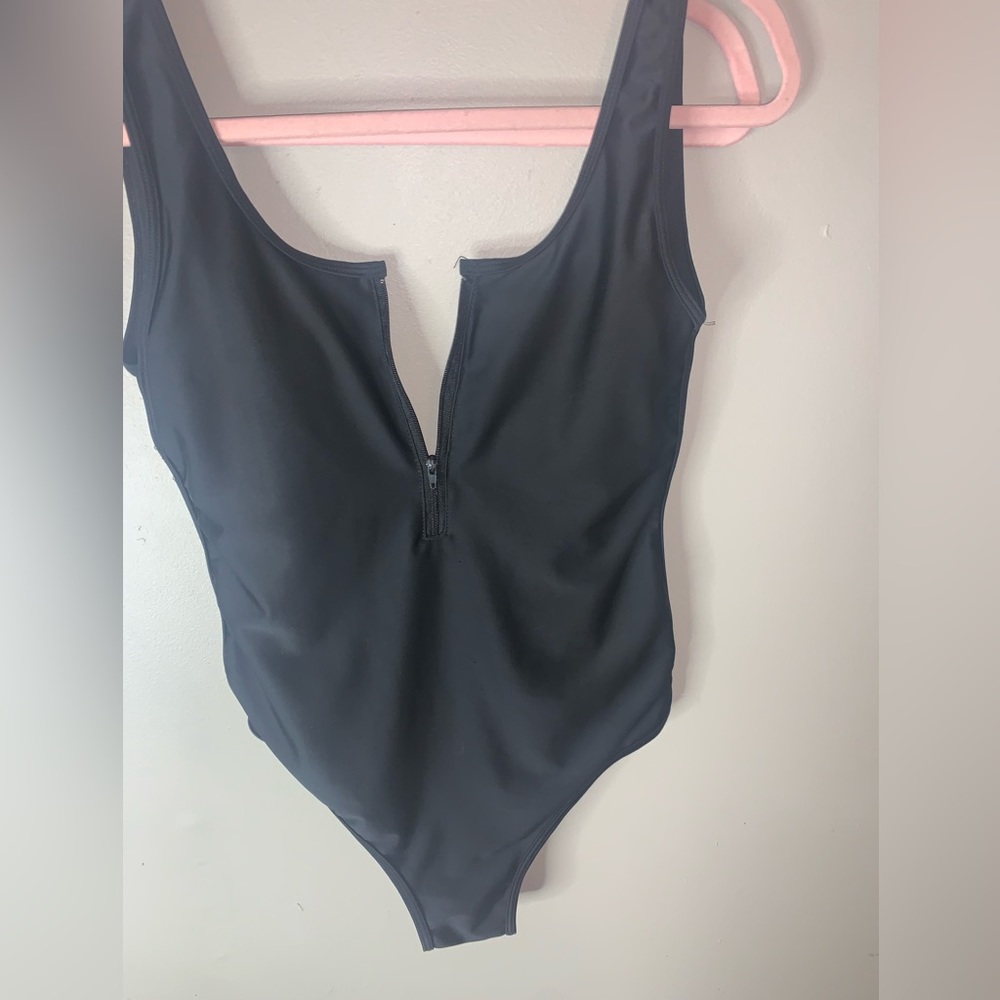One piece zipper from black